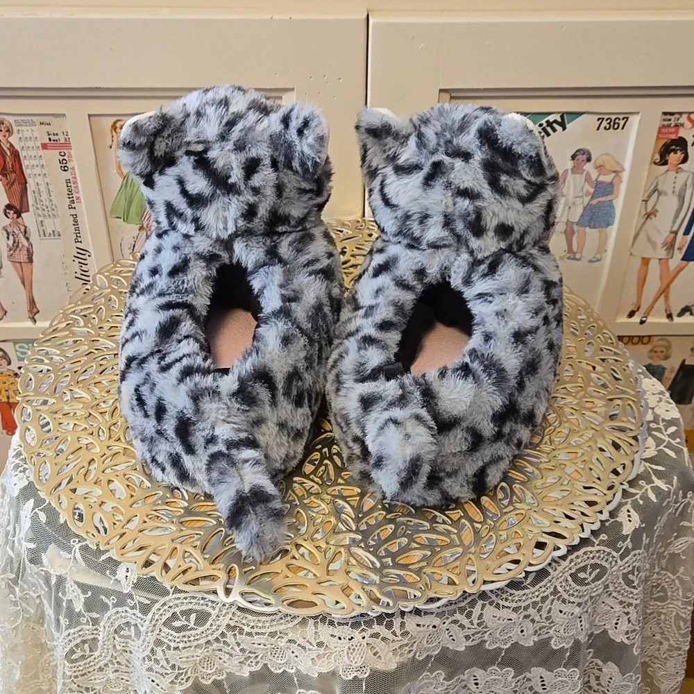 Old Navy kids tiger cats slippers Sz S (10-11)